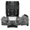 Fujifilm X-T5 Kamera mit XF16-50mm F2.8-4.8 R LM WR Objektiv, silber.