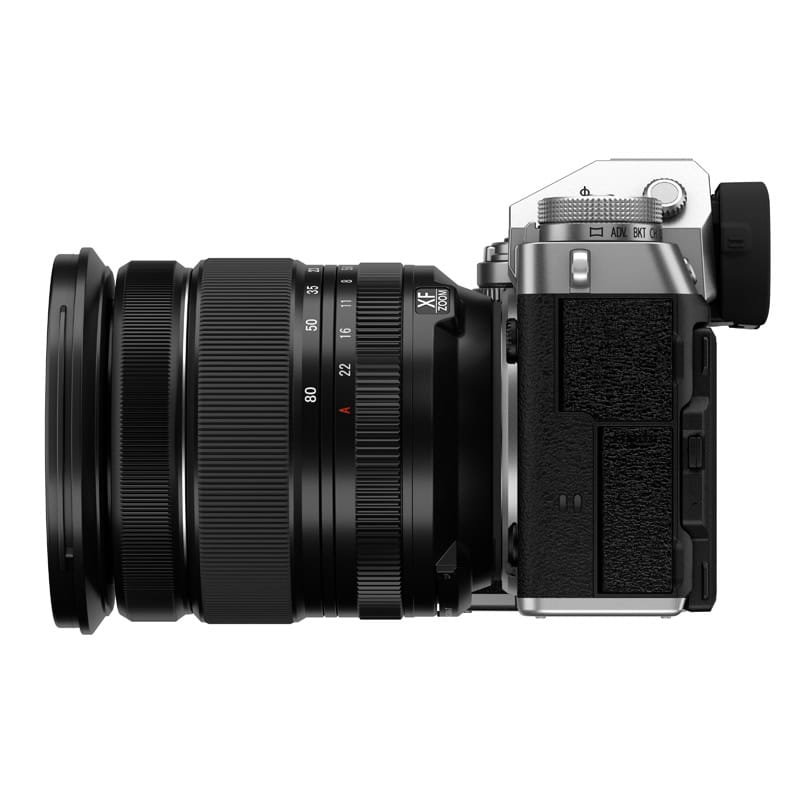 Fujifilm X-T5 Kamera mit XF16-80mm Objektiv in Silber.