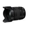 Fujinon XF16-50mm F2.8-4.8 R LM WR Objektiv mit Blende und Schutzhaube.