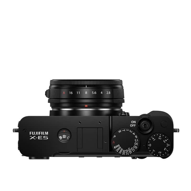 Fujifilm X-E5 Kamera mit XF23mm F2.8 Objektiv, schwarz, Top-Ansicht.