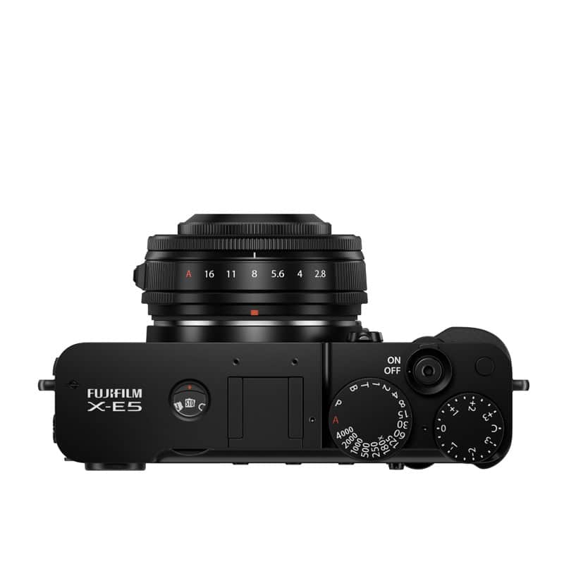Fujifilm X-E5 Kamera mit XF23mm Objektiv in Schwarz, Nahaufnahme.