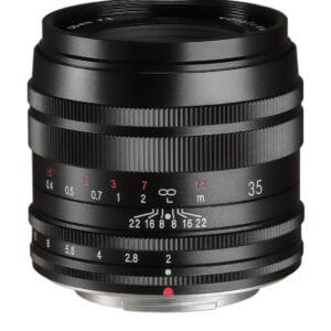 Voigtländer Macro APO-Ultron 35 mm F2 Makroobjektiv auf weißem Hintergrund.